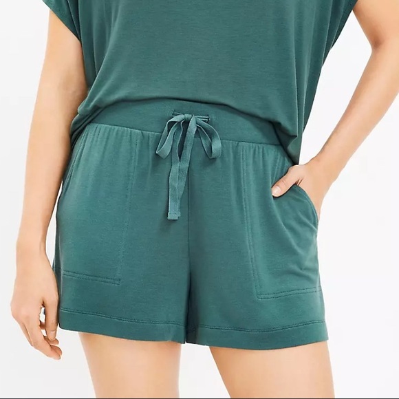 LOFT Pants - ⭐️$5⭐️ LOFT Lou&Grey SignatureSoft Shorts, Green Color, Size Medium, EUC
